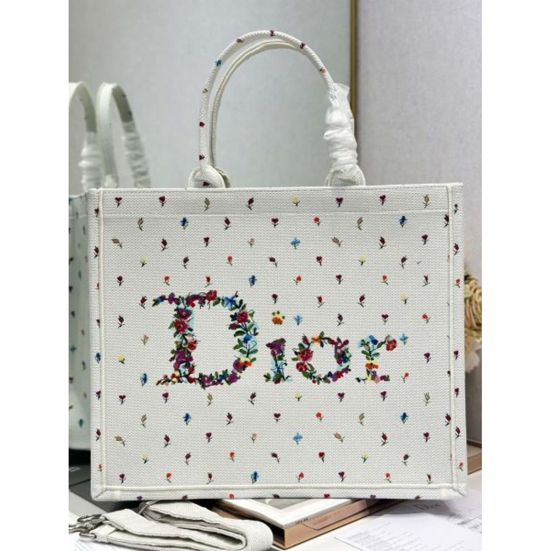 ボタニカル刺繍 キャンバスバッグ フェミニンスタイル おしゃれコーデ DIOR ディオール コピー ブックトートバッグ 話題モデル