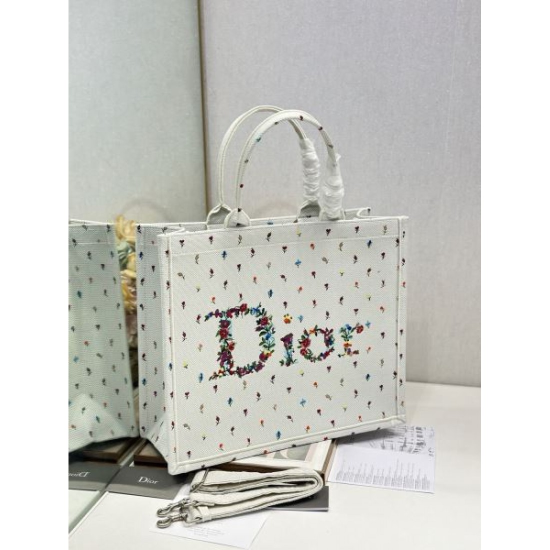 ボタニカル刺繍 キャンバスバッグ フェミニンスタイル おしゃれコーデ DIOR ディオール コピー ブックトートバッグ 話題モデル