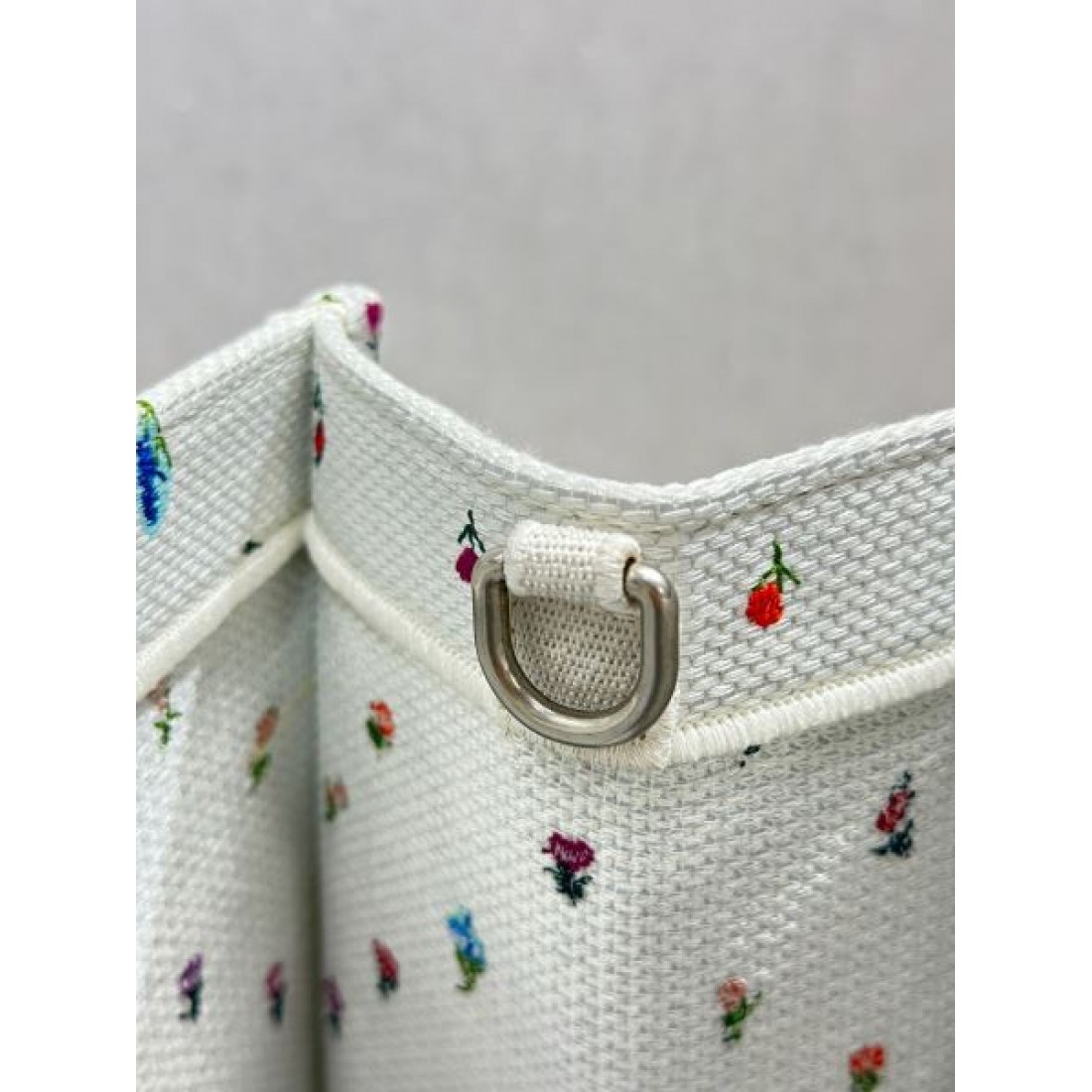 ボタニカル刺繍 キャンバスバッグ フェミニンスタイル おしゃれコーデ DIOR ディオール コピー ブックトートバッグ 話題モデル