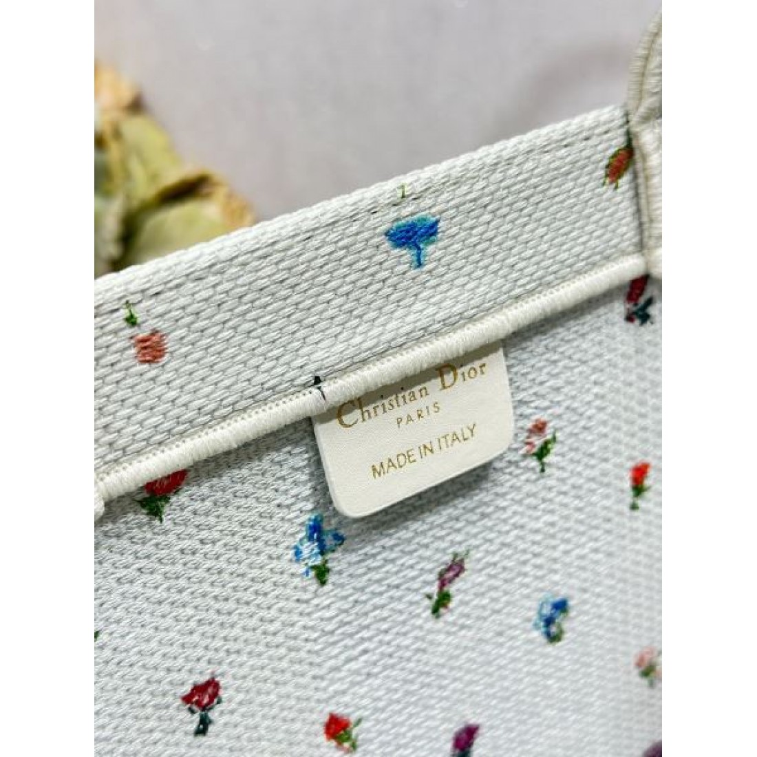 ボタニカル刺繍 キャンバスバッグ フェミニンスタイル おしゃれコーデ DIOR ディオール コピー ブックトートバッグ 話題モデル