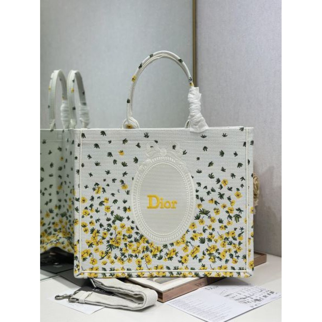 フローラルデザイン エレガントムード デイリーユース DIOR ディオール コピー キャンバストートバッグ 注目アイテム