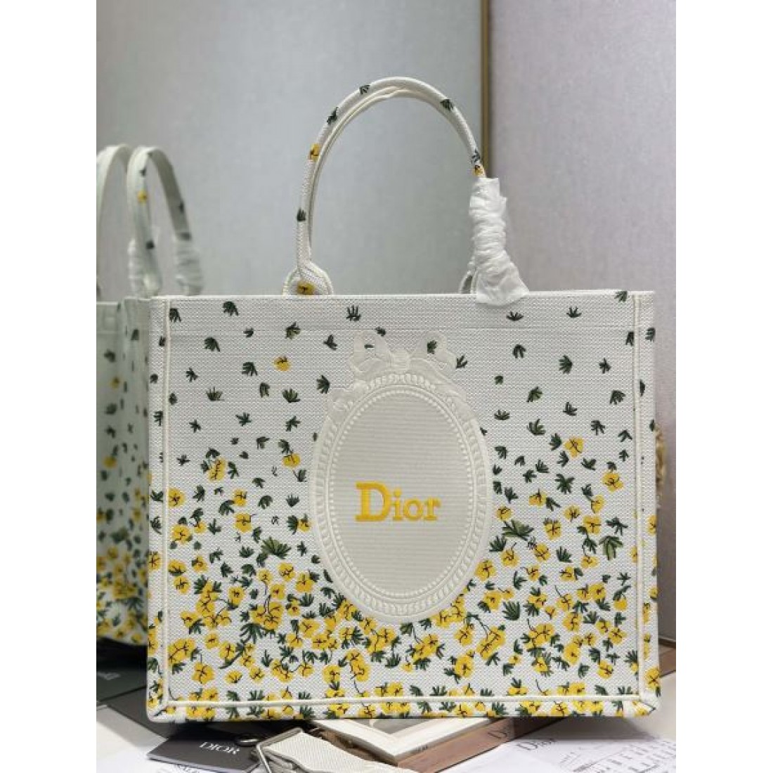 フローラルデザイン エレガントムード デイリーユース DIOR ディオール コピー キャンバストートバッグ 注目アイテム
