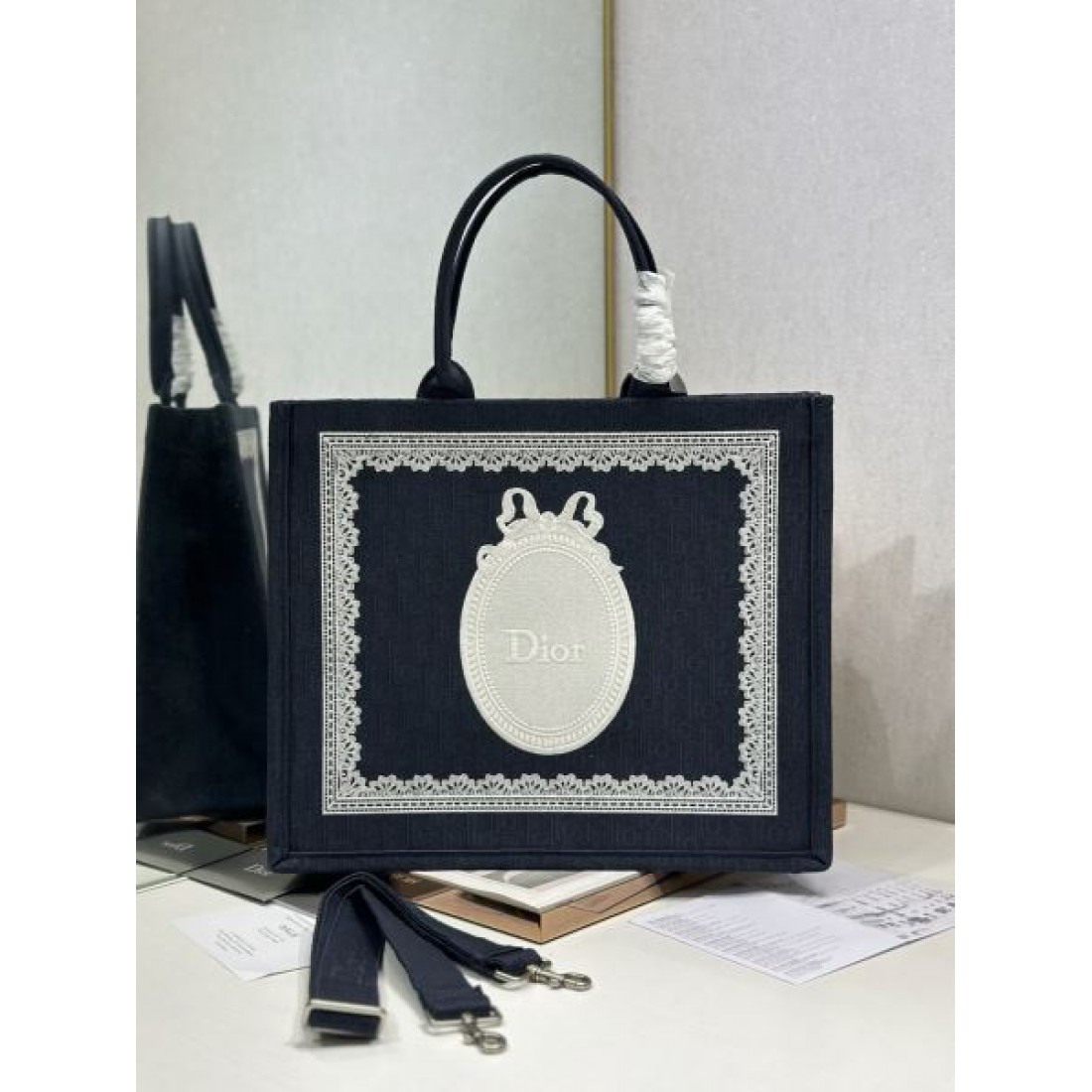 レースモチーフデザイン キャンバストート クラシカルムード DIOR ディオール コピー ブックトートバッグ 上質コーデ
