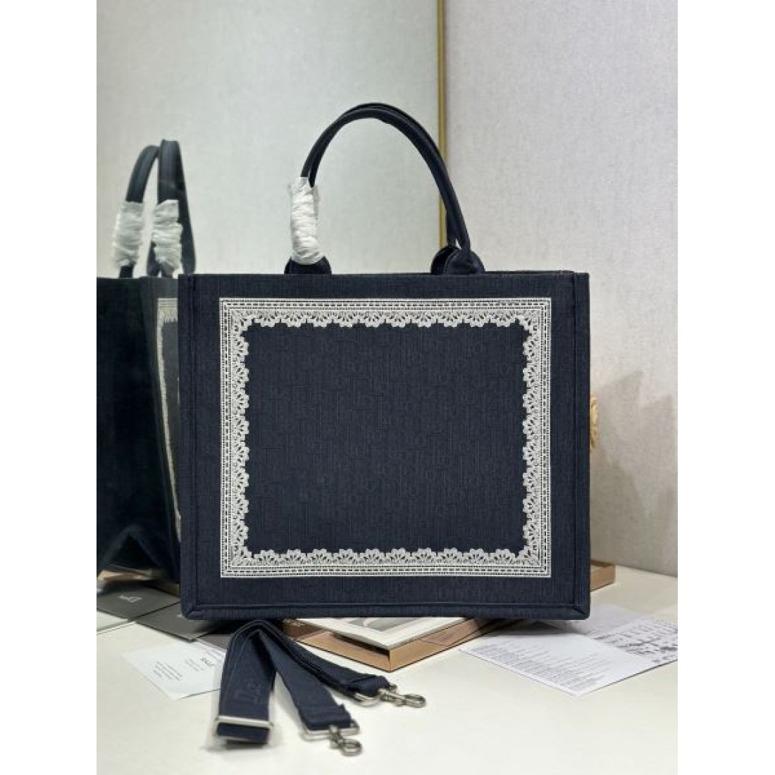 レースモチーフデザイン キャンバストート クラシカルムード DIOR ディオール コピー ブックトートバッグ 上質コーデ