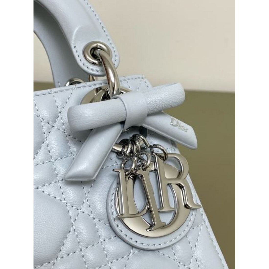チャームデザイン ラグジュアリー感 大人フェミニン コーデの主役 DIOR ディオール コピー ショルダーバッグ シーズン人気