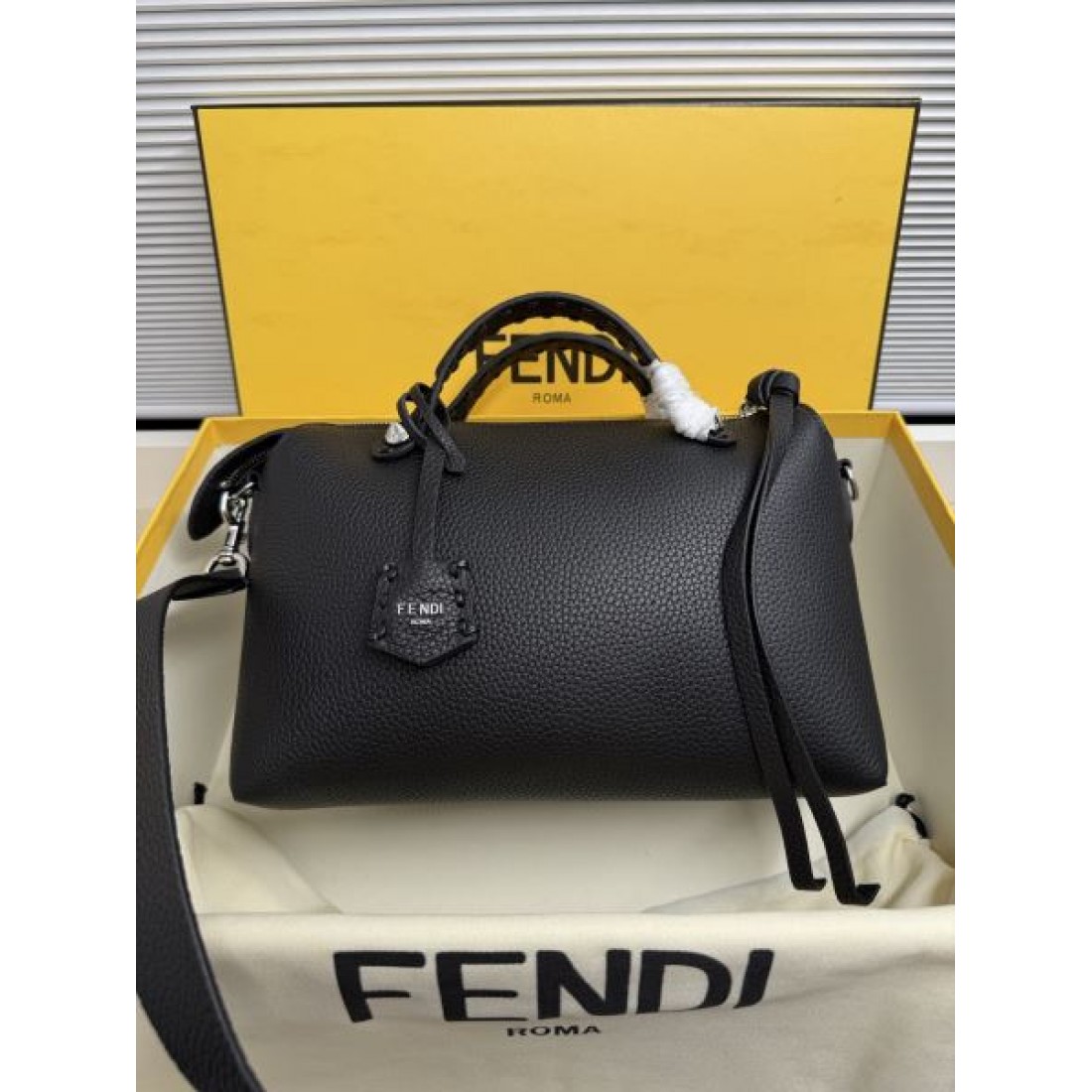 シボレザー 上質な佇まい ビジネスカジュアル 大人スタイル FENDI フェンディ コピー ボストンバッグ 長く使える