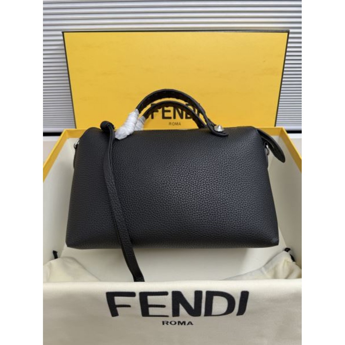 シボレザー 上質な佇まい ビジネスカジュアル 大人スタイル FENDI フェンディ コピー ボストンバッグ 長く使える