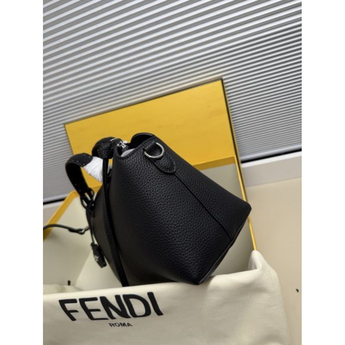 シボレザー 上質な佇まい ビジネスカジュアル 大人スタイル FENDI フェンディ コピー ボストンバッグ 長く使える