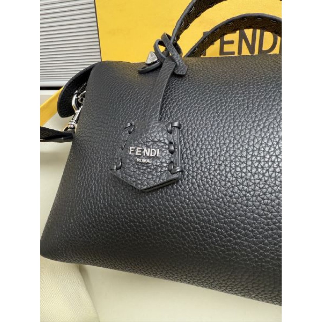シボレザー 上質な佇まい ビジネスカジュアル 大人スタイル FENDI フェンディ コピー ボストンバッグ 長く使える