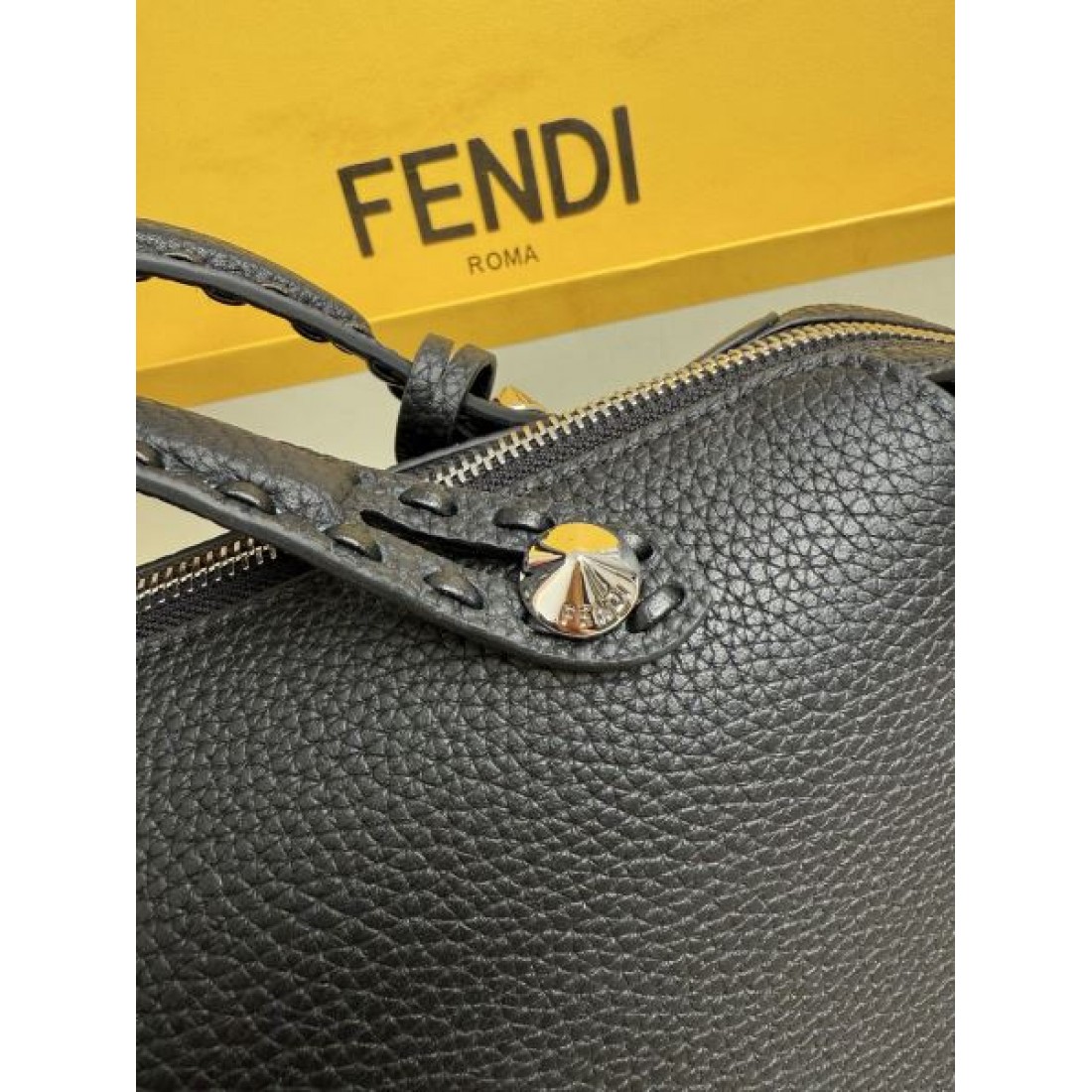 シボレザー 上質な佇まい ビジネスカジュアル 大人スタイル FENDI フェンディ コピー ボストンバッグ 長く使える