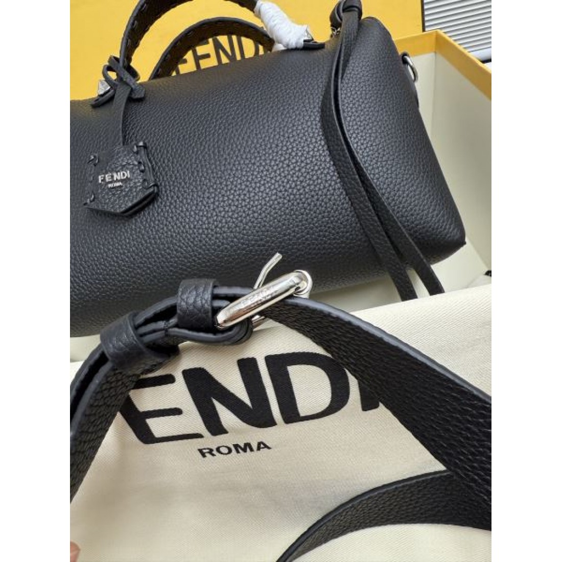 シボレザー 上質な佇まい ビジネスカジュアル 大人スタイル FENDI フェンディ コピー ボストンバッグ 長く使える