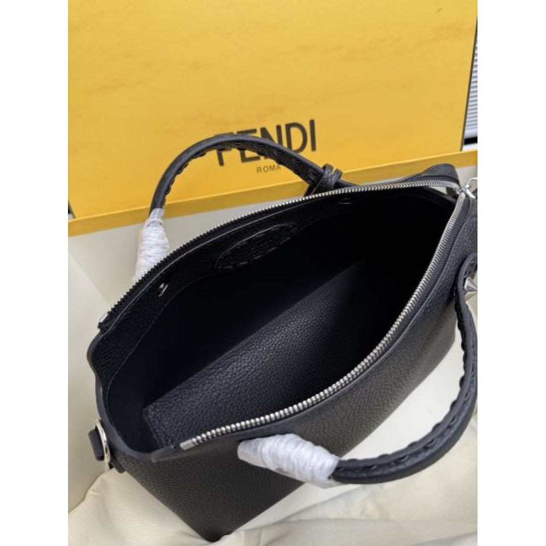シボレザー 上質な佇まい ビジネスカジュアル 大人スタイル FENDI フェンディ コピー ボストンバッグ 長く使える