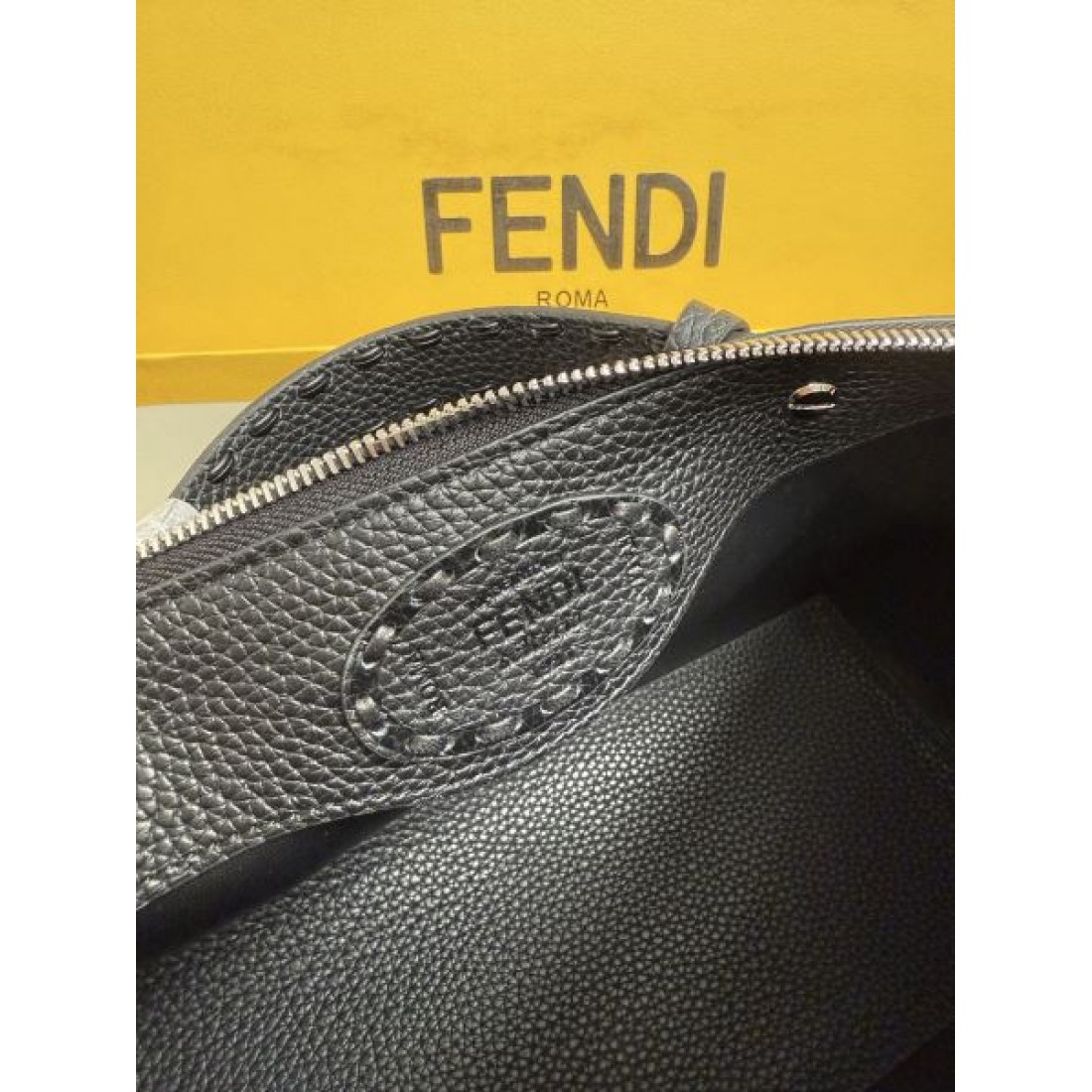 シボレザー 上質な佇まい ビジネスカジュアル 大人スタイル FENDI フェンディ コピー ボストンバッグ 長く使える
