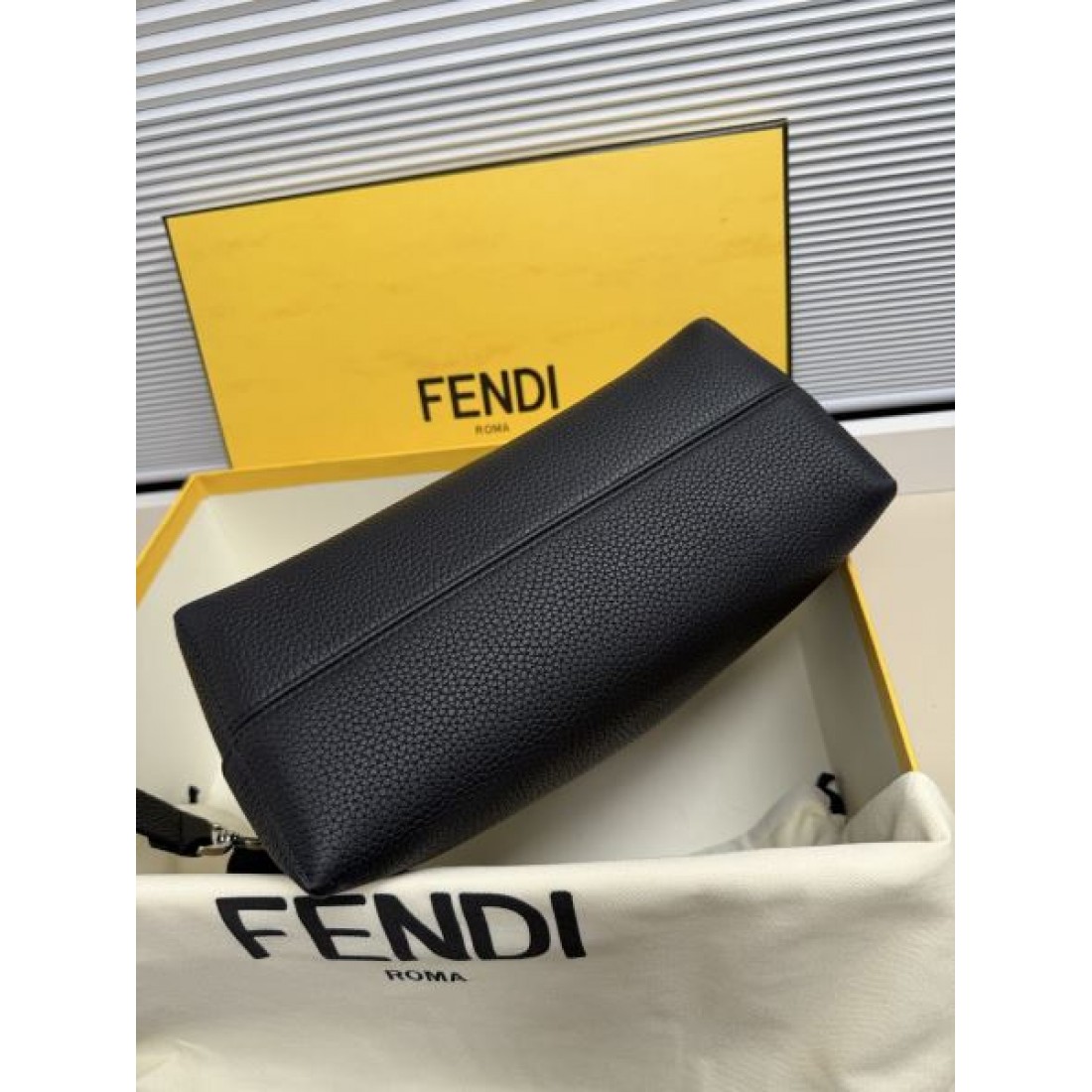 シボレザー 上質な佇まい ビジネスカジュアル 大人スタイル FENDI フェンディ コピー ボストンバッグ 長く使える