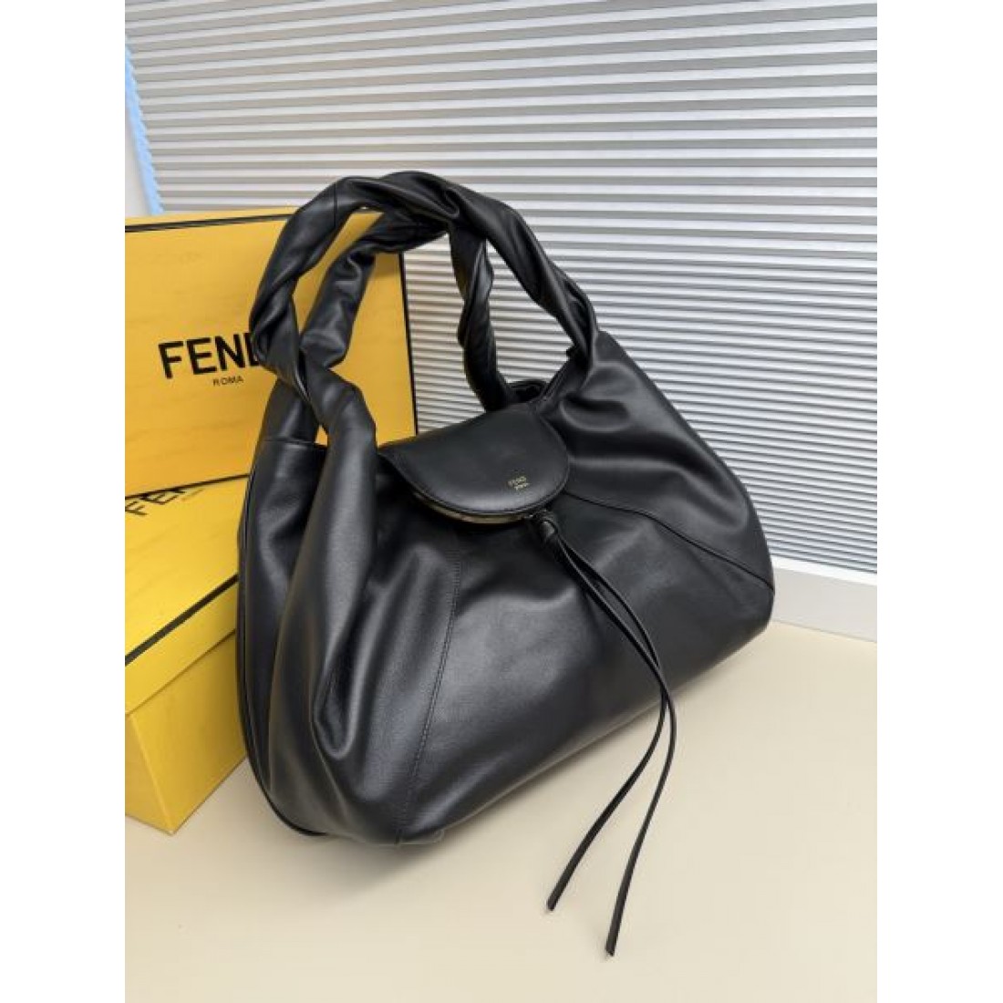 ドレープフォルム ラグジュアリー感 大人モード 洗練スタイル FENDI フェンディ コピー ホーボーバッグ タウンコーデ