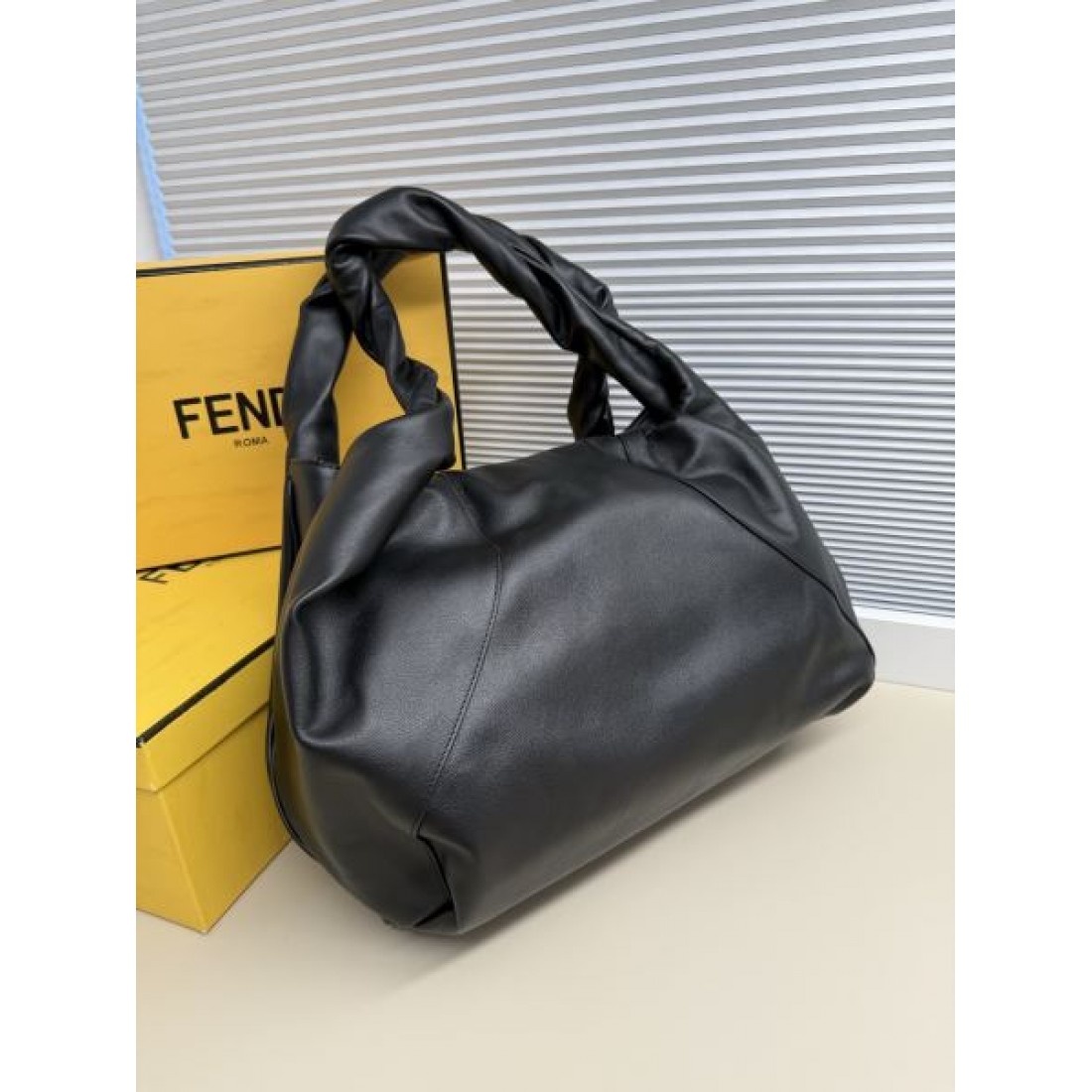 ドレープフォルム ラグジュアリー感 大人モード 洗練スタイル FENDI フェンディ コピー ホーボーバッグ タウンコーデ