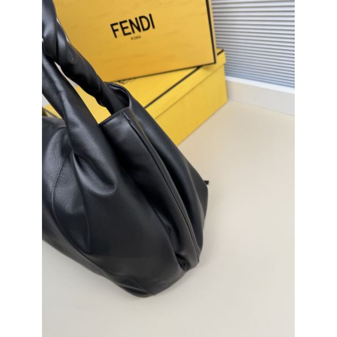 ドレープフォルム ラグジュアリー感 大人モード 洗練スタイル FENDI フェンディ コピー ホーボーバッグ タウンコーデ