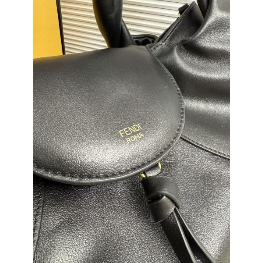 ドレープフォルム ラグジュアリー感 大人モード 洗練スタイル FENDI フェンディ コピー ホーボーバッグ タウンコーデ
