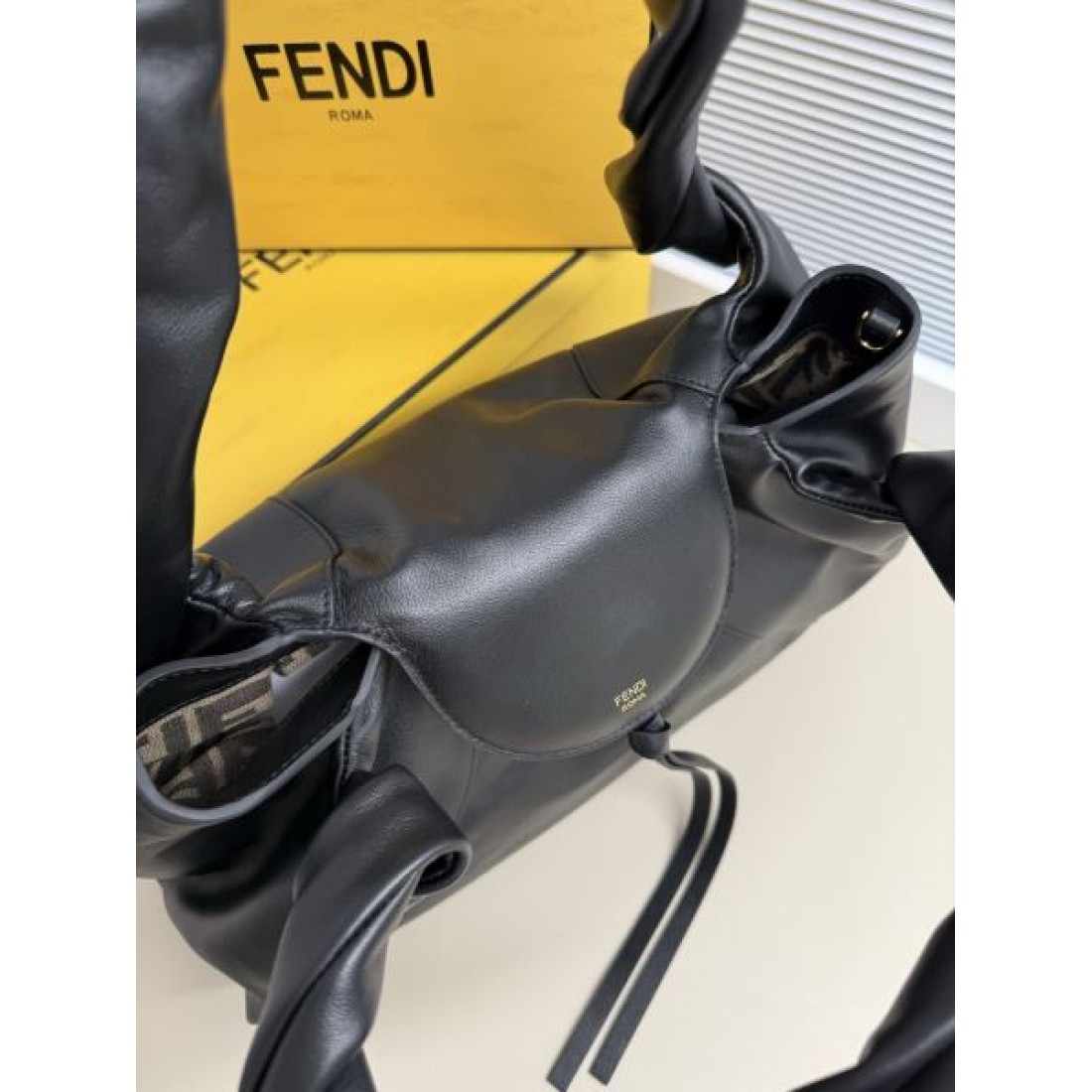 ドレープフォルム ラグジュアリー感 大人モード 洗練スタイル FENDI フェンディ コピー ホーボーバッグ タウンコーデ