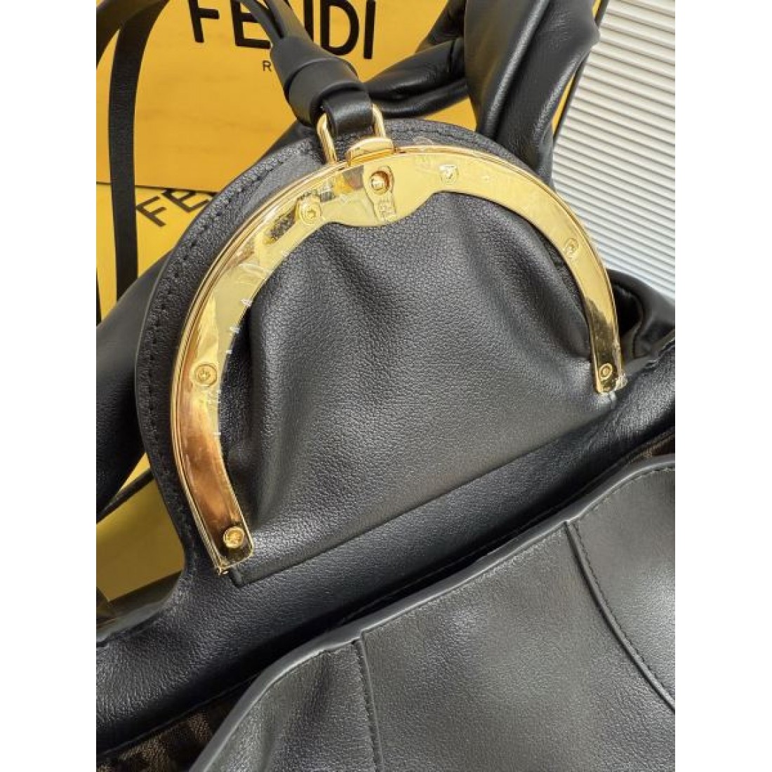 ドレープフォルム ラグジュアリー感 大人モード 洗練スタイル FENDI フェンディ コピー ホーボーバッグ タウンコーデ