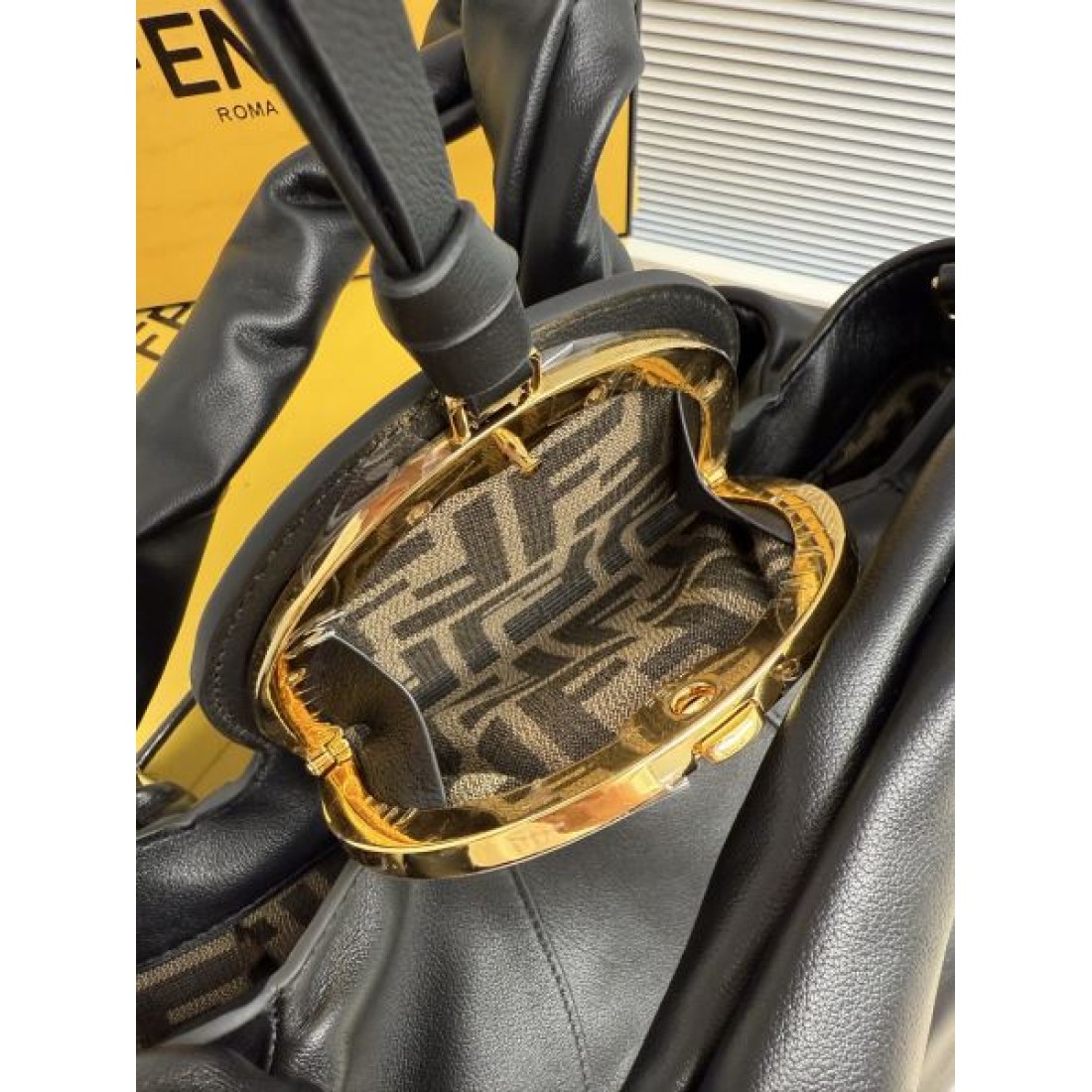 ドレープフォルム ラグジュアリー感 大人モード 洗練スタイル FENDI フェンディ コピー ホーボーバッグ タウンコーデ
