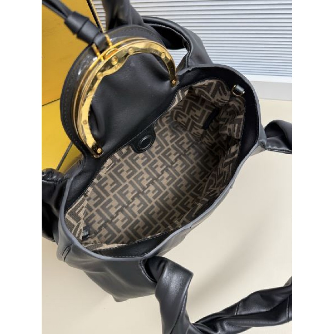 ドレープフォルム ラグジュアリー感 大人モード 洗練スタイル FENDI フェンディ コピー ホーボーバッグ タウンコーデ