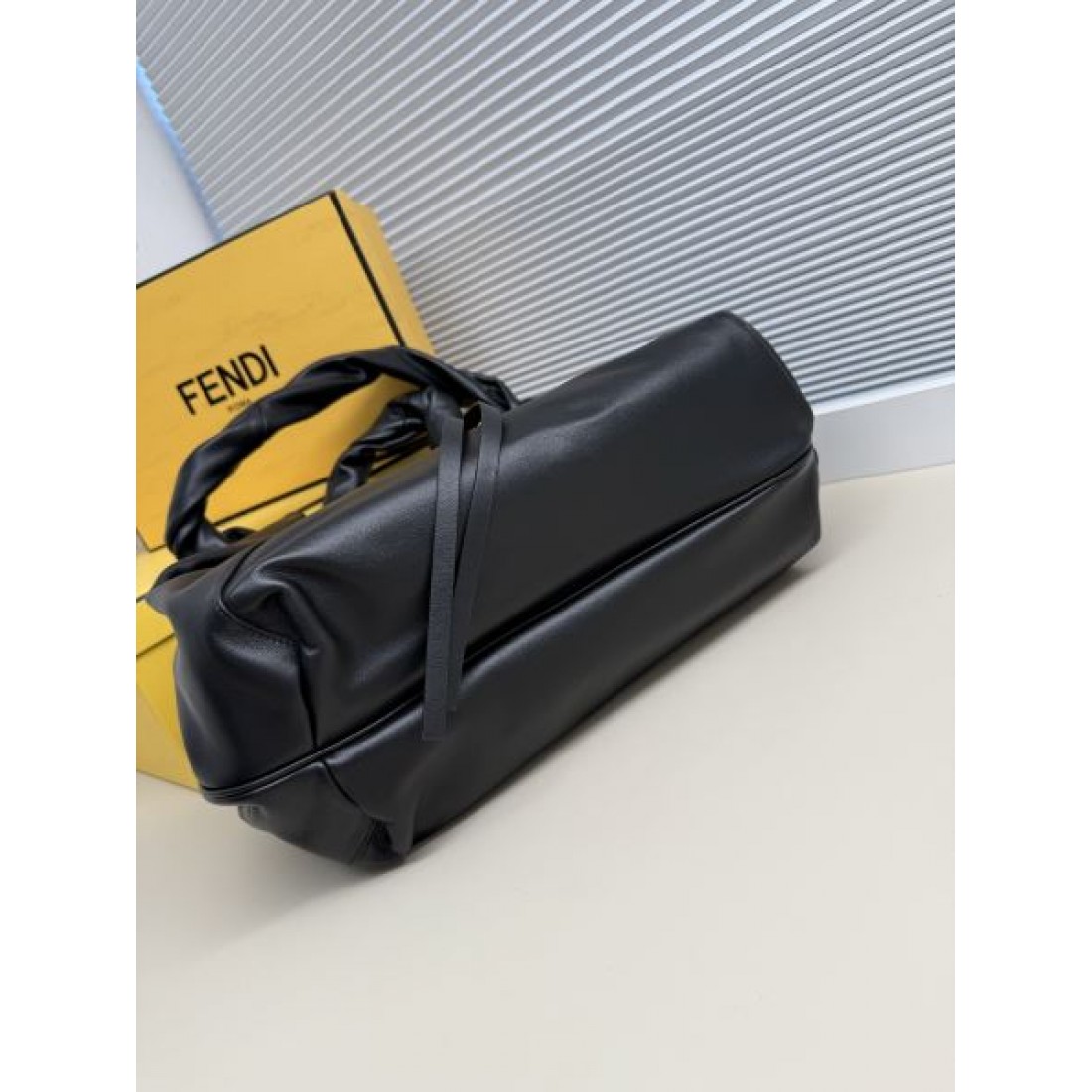ドレープフォルム ラグジュアリー感 大人モード 洗練スタイル FENDI フェンディ コピー ホーボーバッグ タウンコーデ