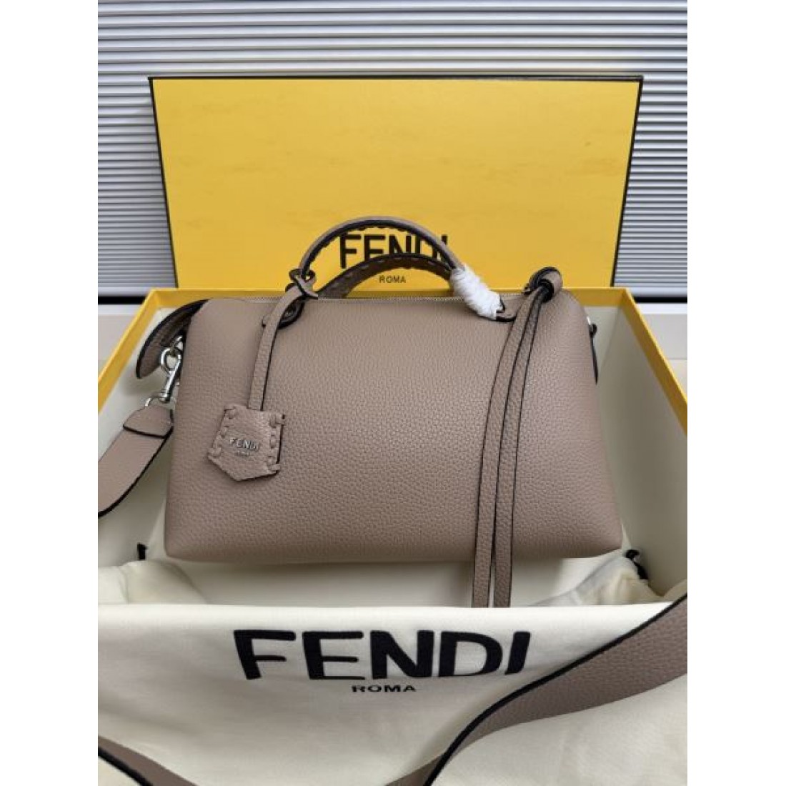レザー調デザイン エレガントスタイル 通勤コーデ 上質な雰囲気 FENDI フェンディ コピー ボストンバッグ 長く愛せる