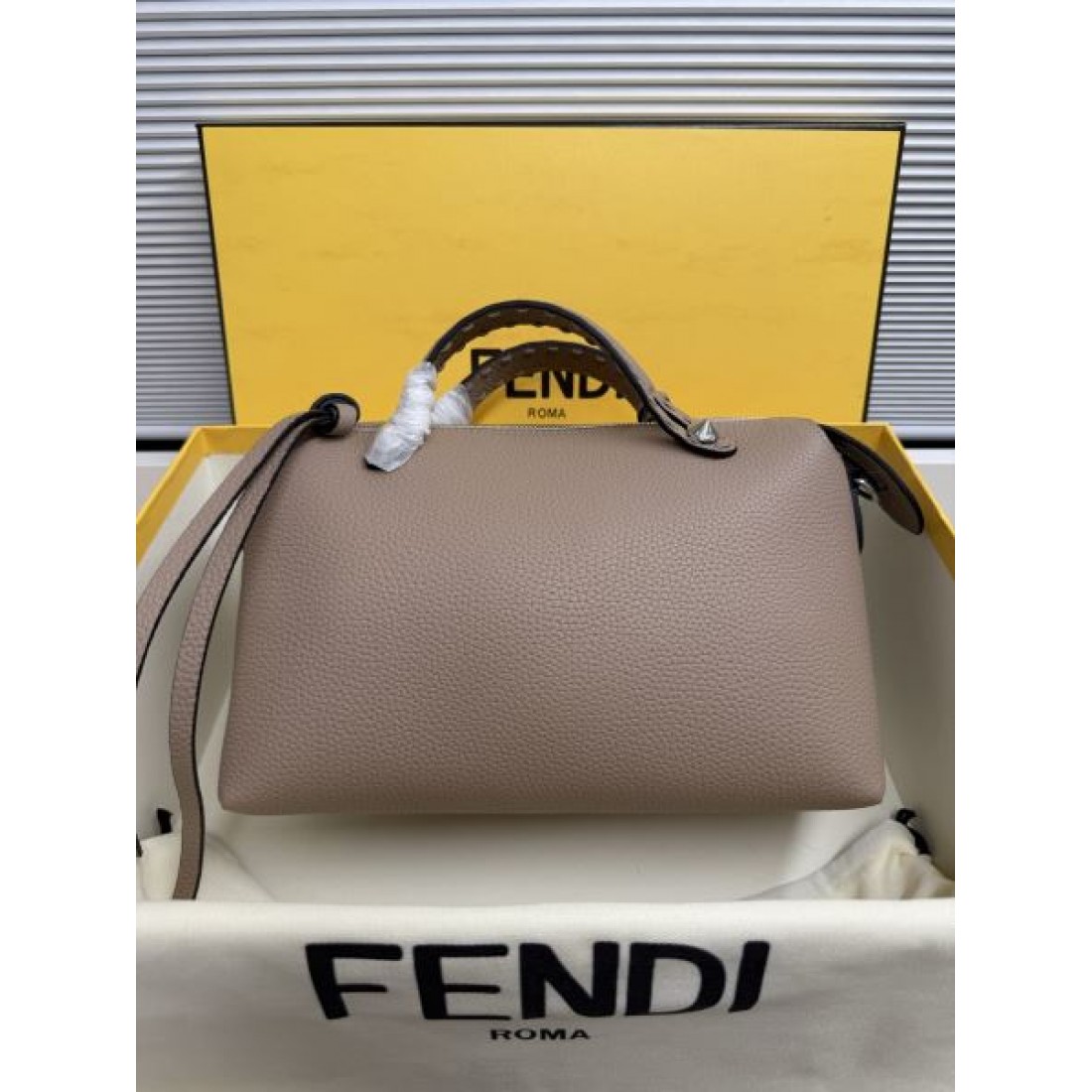 レザー調デザイン エレガントスタイル 通勤コーデ 上質な雰囲気 FENDI フェンディ コピー ボストンバッグ 長く愛せる