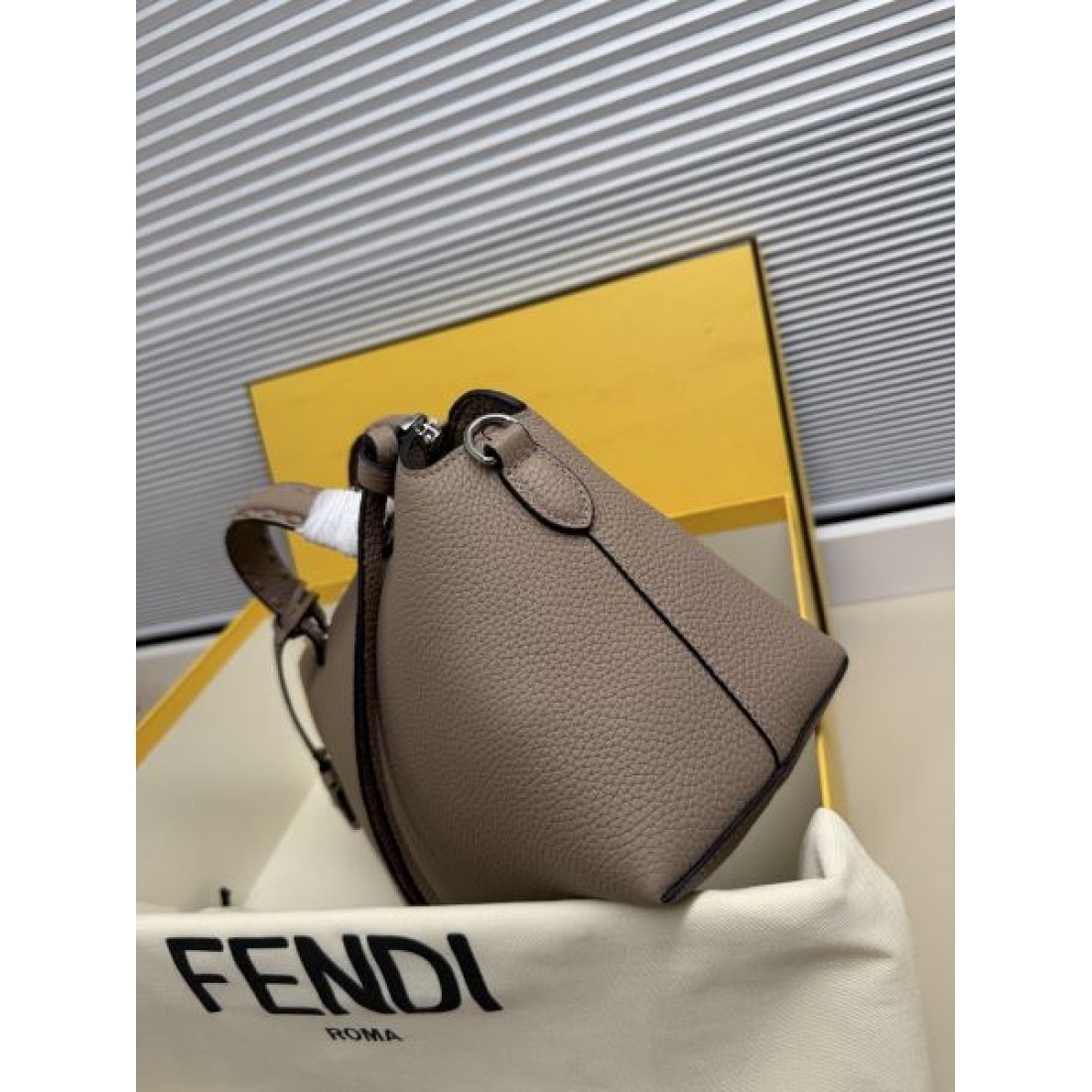レザー調デザイン エレガントスタイル 通勤コーデ 上質な雰囲気 FENDI フェンディ コピー ボストンバッグ 長く愛せる