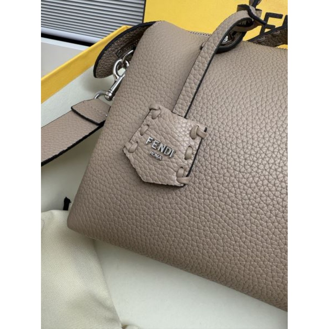 レザー調デザイン エレガントスタイル 通勤コーデ 上質な雰囲気 FENDI フェンディ コピー ボストンバッグ 長く愛せる
