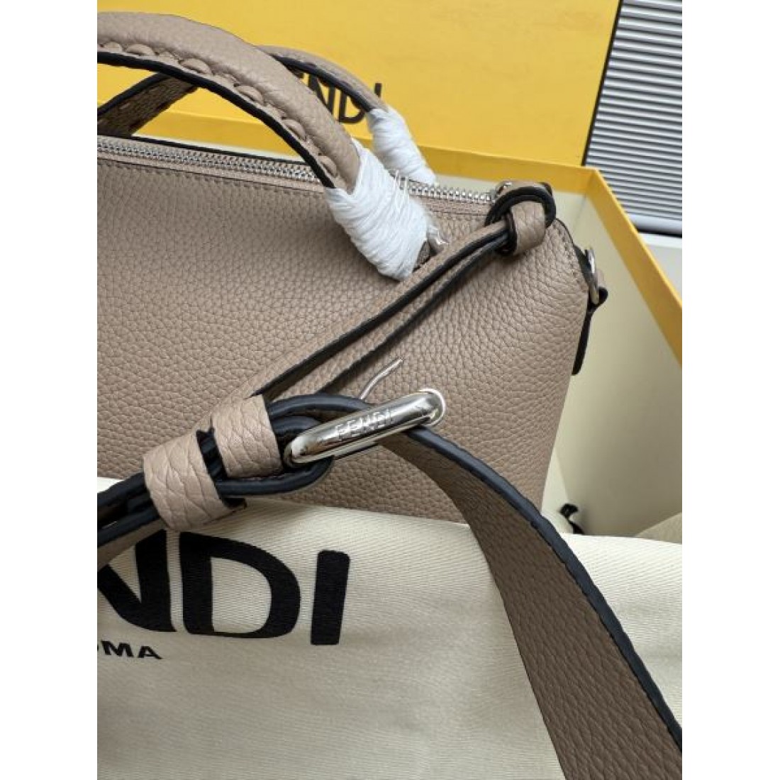 レザー調デザイン エレガントスタイル 通勤コーデ 上質な雰囲気 FENDI フェンディ コピー ボストンバッグ 長く愛せる