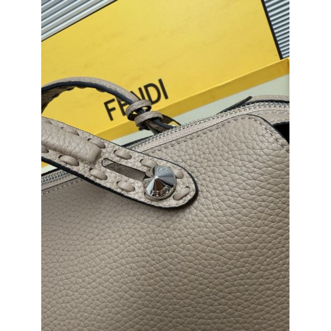レザー調デザイン エレガントスタイル 通勤コーデ 上質な雰囲気 FENDI フェンディ コピー ボストンバッグ 長く愛せる