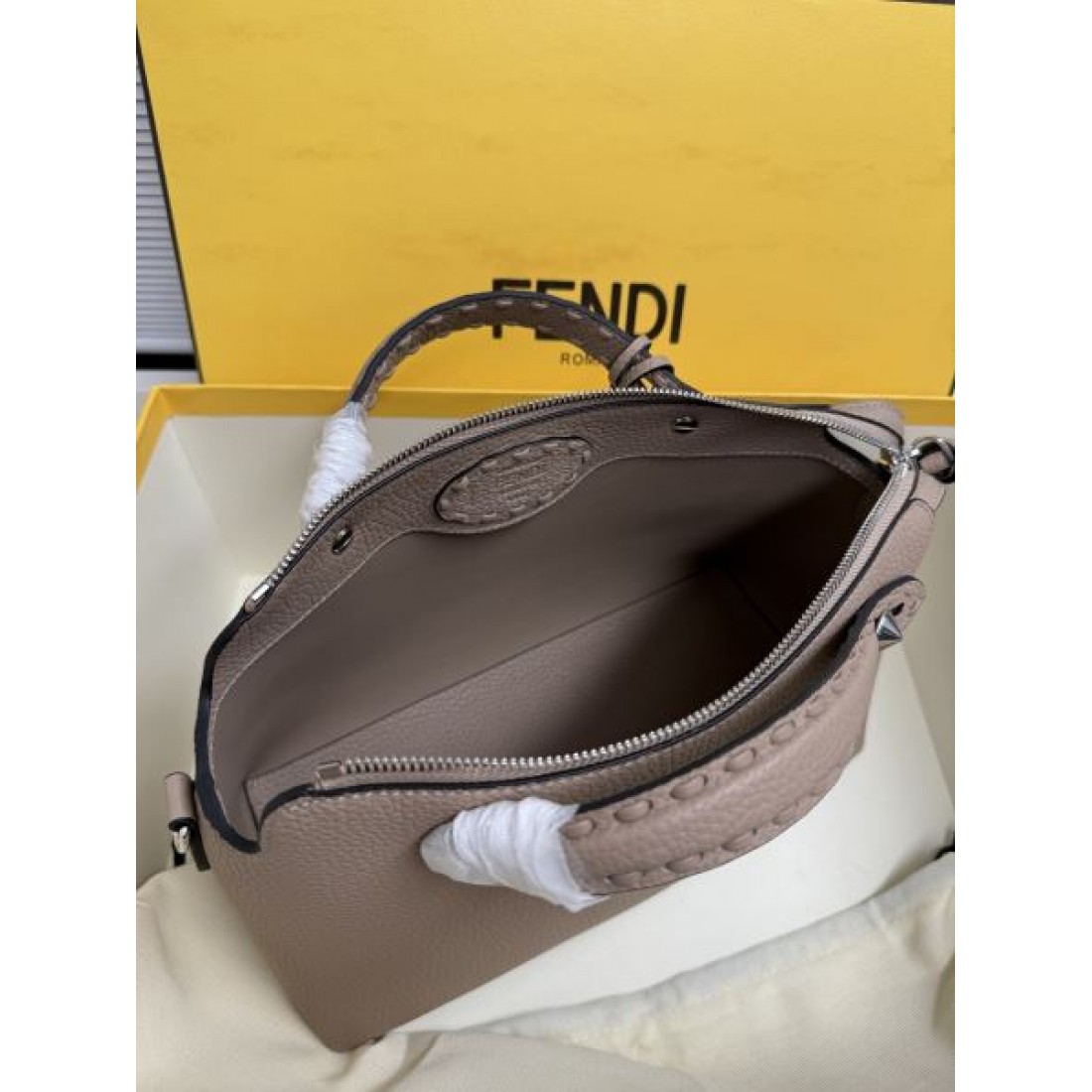 レザー調デザイン エレガントスタイル 通勤コーデ 上質な雰囲気 FENDI フェンディ コピー ボストンバッグ 長く愛せる