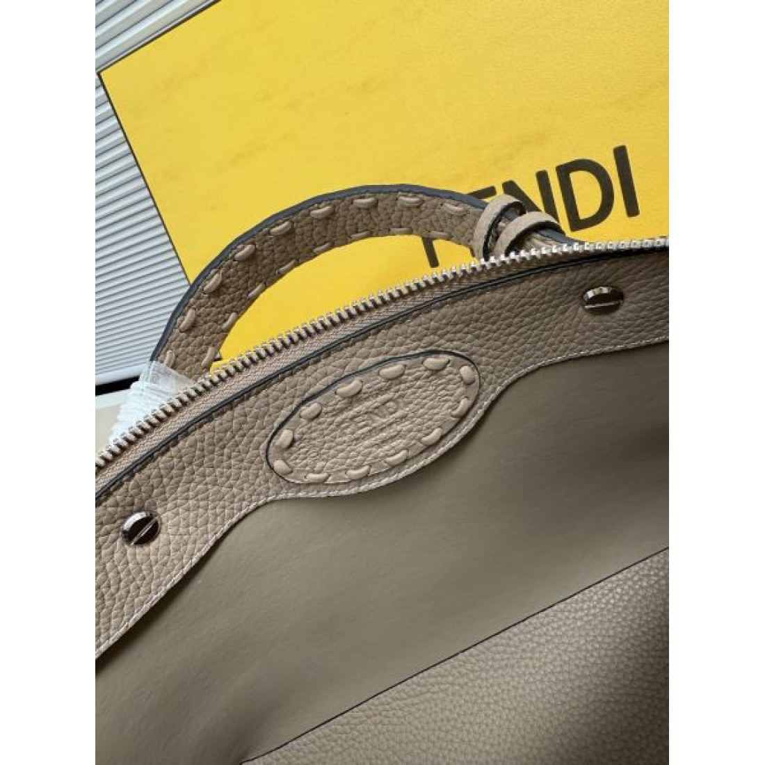 レザー調デザイン エレガントスタイル 通勤コーデ 上質な雰囲気 FENDI フェンディ コピー ボストンバッグ 長く愛せる