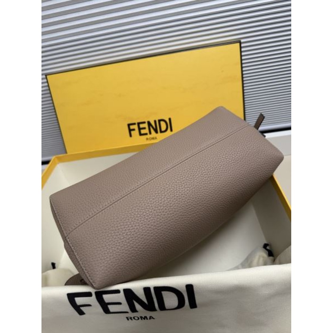 レザー調デザイン エレガントスタイル 通勤コーデ 上質な雰囲気 FENDI フェンディ コピー ボストンバッグ 長く愛せる