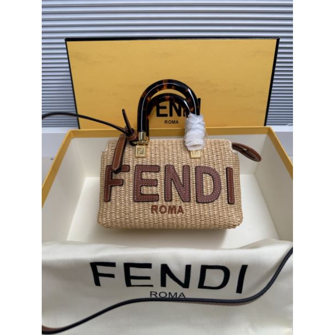 ラグジュアリー感 軽やかな印象 コーデのアクセント ワンランク上 FENDI フェンディ コピー ショルダーバッグ 上質コーデ