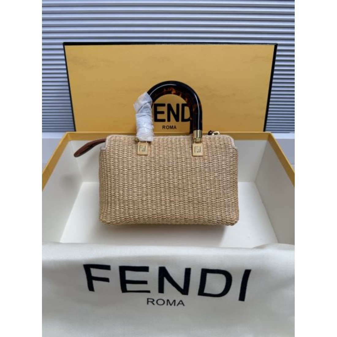 ラグジュアリー感 軽やかな印象 コーデのアクセント ワンランク上 FENDI フェンディ コピー ショルダーバッグ 上質コーデ
