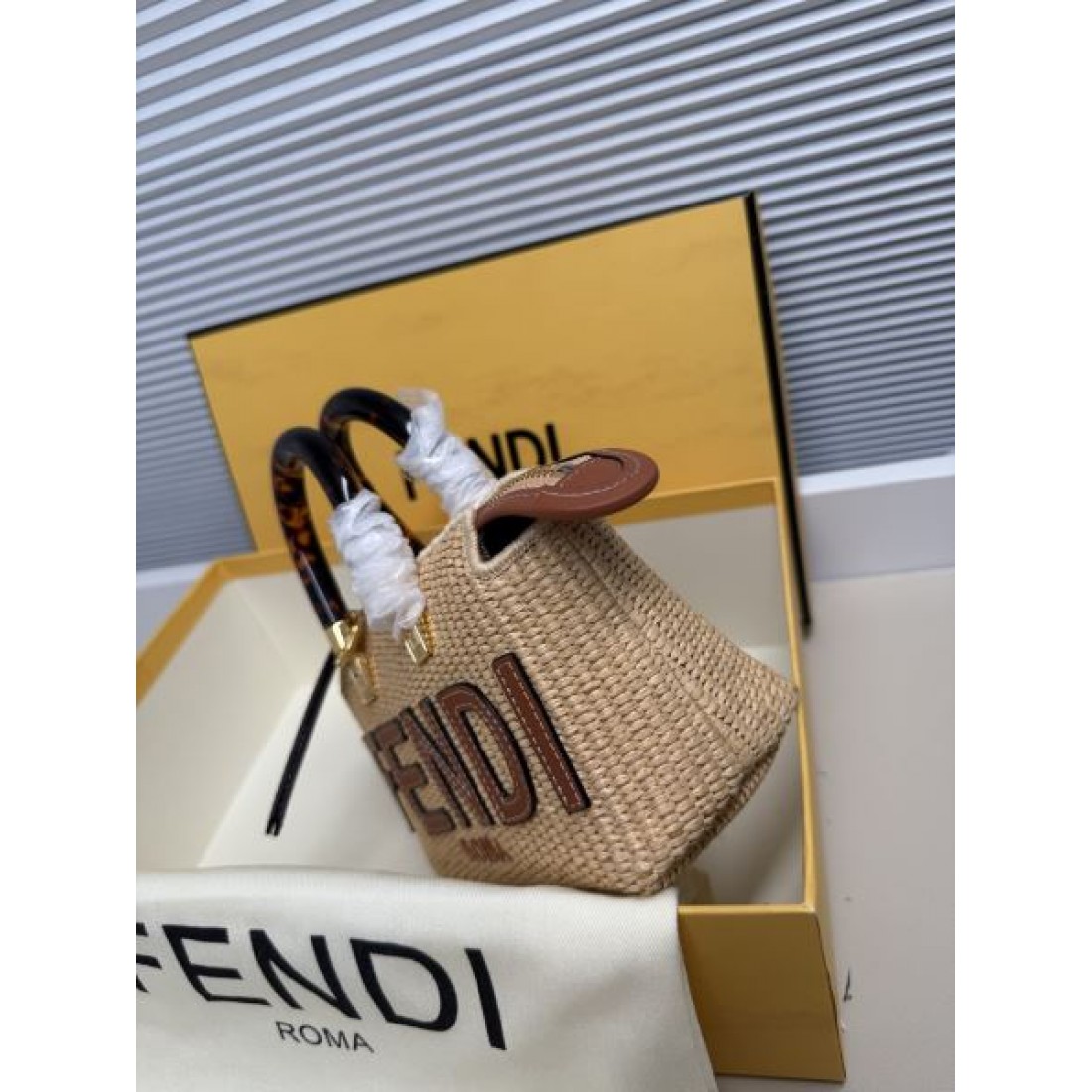 ラグジュアリー感 軽やかな印象 コーデのアクセント ワンランク上 FENDI フェンディ コピー ショルダーバッグ 上質コーデ