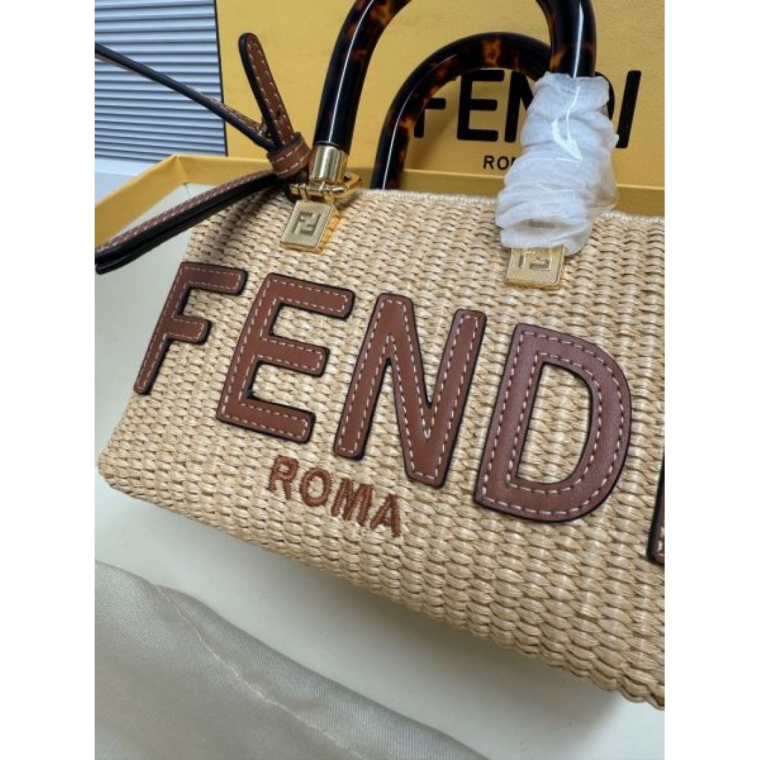 ラグジュアリー感 軽やかな印象 コーデのアクセント ワンランク上 FENDI フェンディ コピー ショルダーバッグ 上質コーデ