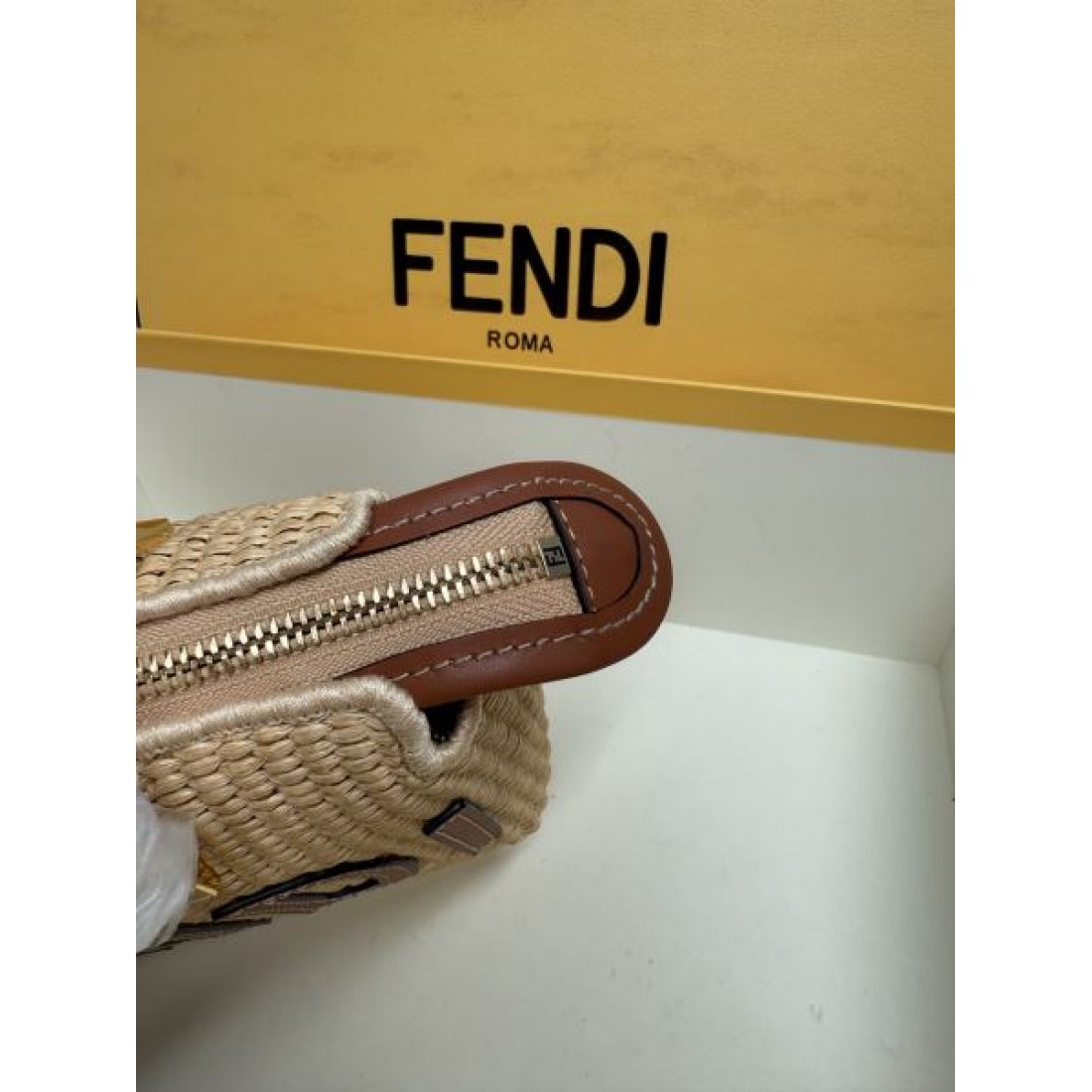 ラグジュアリー感 軽やかな印象 コーデのアクセント ワンランク上 FENDI フェンディ コピー ショルダーバッグ 上質コーデ
