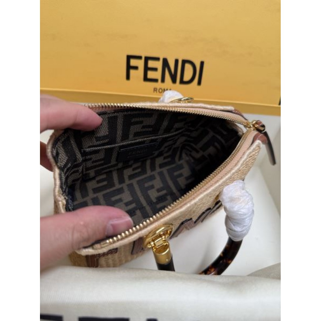 ラグジュアリー感 軽やかな印象 コーデのアクセント ワンランク上 FENDI フェンディ コピー ショルダーバッグ 上質コーデ