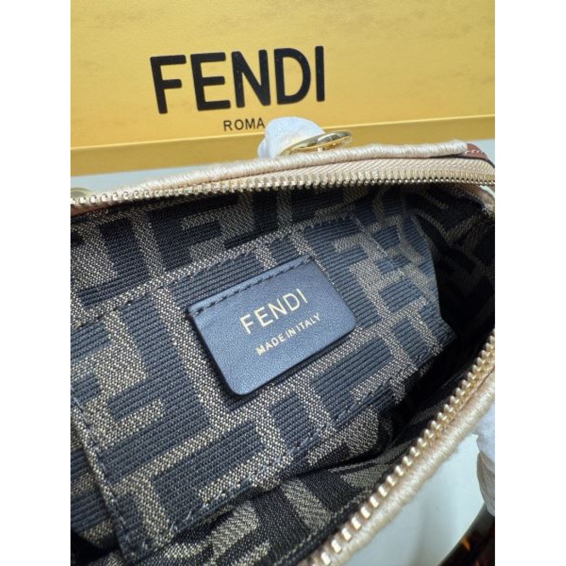 ラグジュアリー感 軽やかな印象 コーデのアクセント ワンランク上 FENDI フェンディ コピー ショルダーバッグ 上質コーデ