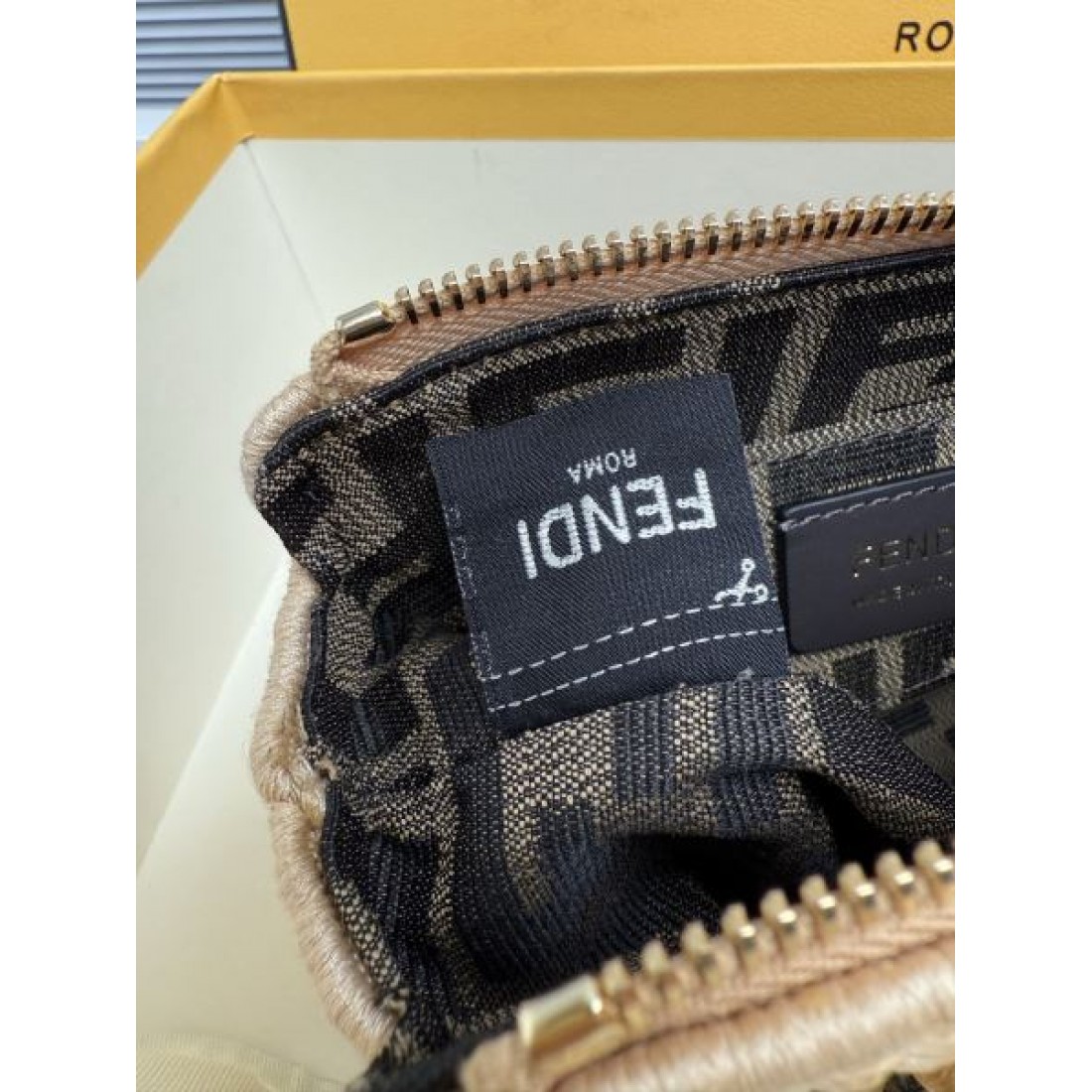 ラグジュアリー感 軽やかな印象 コーデのアクセント ワンランク上 FENDI フェンディ コピー ショルダーバッグ 上質コーデ