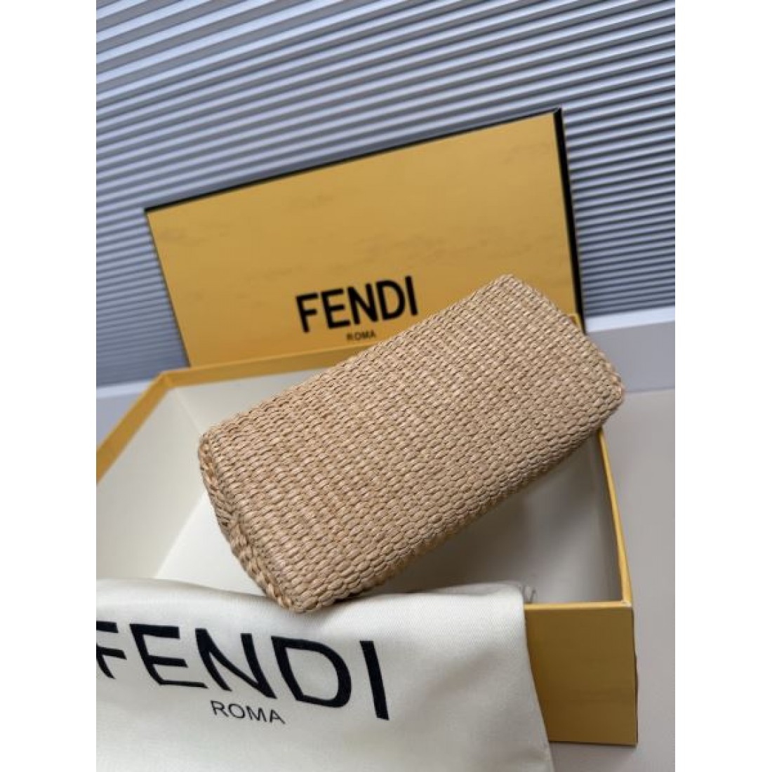 ラグジュアリー感 軽やかな印象 コーデのアクセント ワンランク上 FENDI フェンディ コピー ショルダーバッグ 上質コーデ