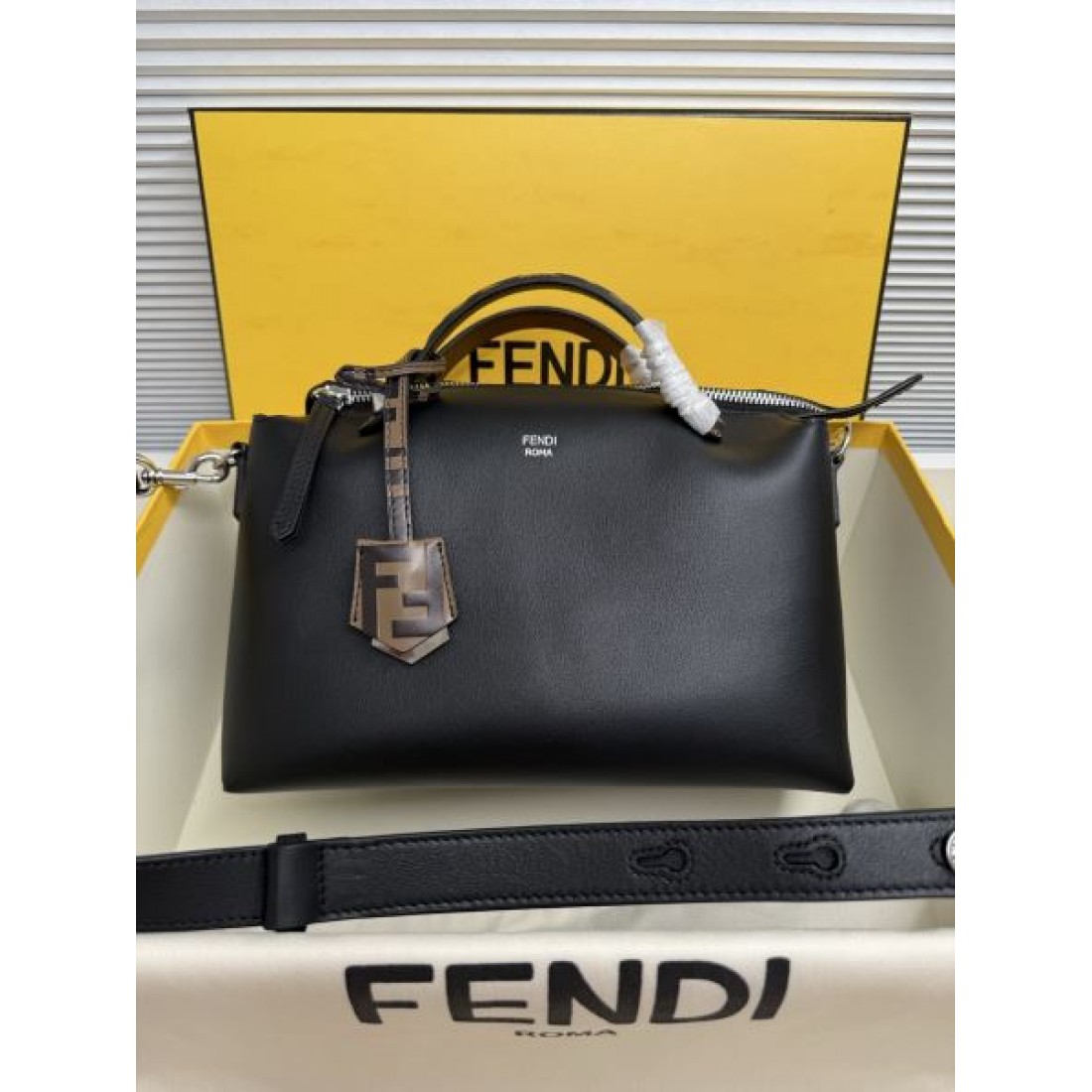 ミニマルフォルム ラグジュアリー感 おしゃれ見え タウンスタイル FENDI フェンディ コピー 2WAYバッグ 大人コーデ
