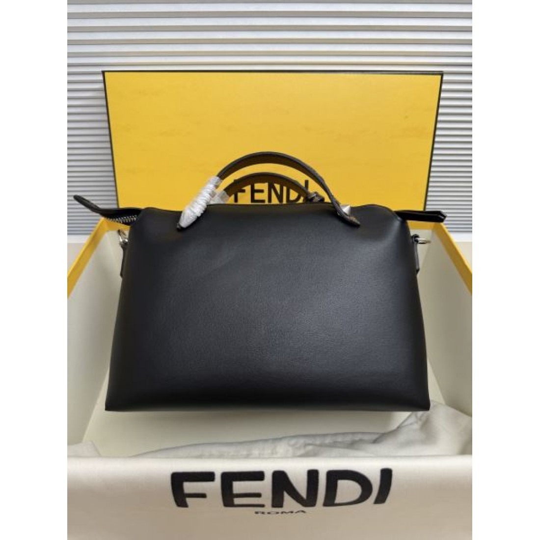 ミニマルフォルム ラグジュアリー感 おしゃれ見え タウンスタイル FENDI フェンディ コピー 2WAYバッグ 大人コーデ