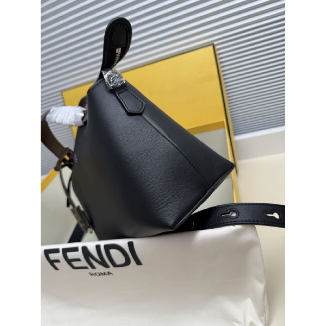 ミニマルフォルム ラグジュアリー感 おしゃれ見え タウンスタイル FENDI フェンディ コピー 2WAYバッグ 大人コーデ