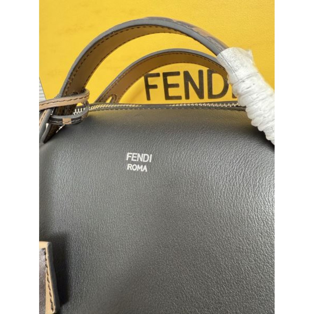 ミニマルフォルム ラグジュアリー感 おしゃれ見え タウンスタイル FENDI フェンディ コピー 2WAYバッグ 大人コーデ