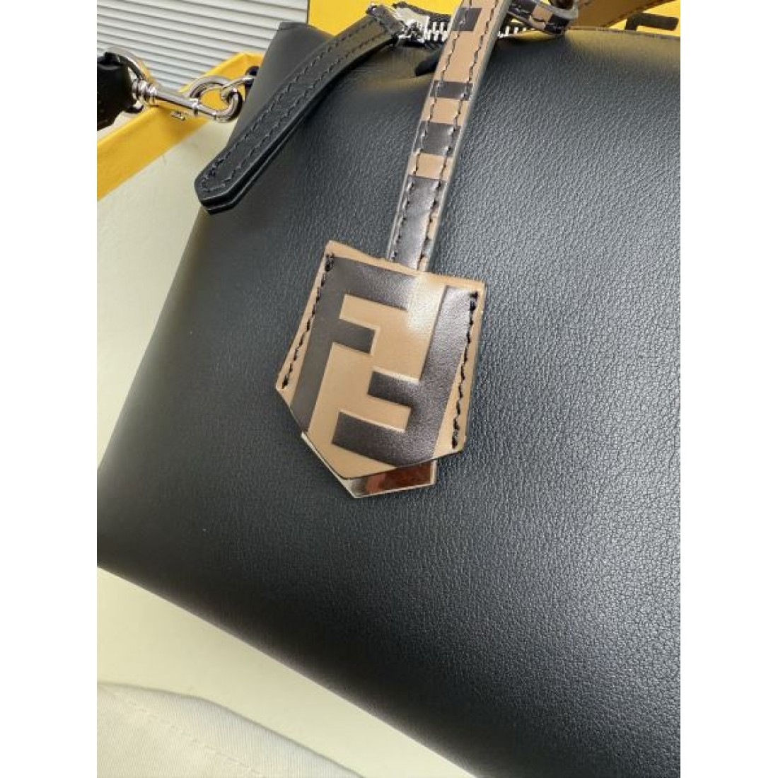 ミニマルフォルム ラグジュアリー感 おしゃれ見え タウンスタイル FENDI フェンディ コピー 2WAYバッグ 大人コーデ
